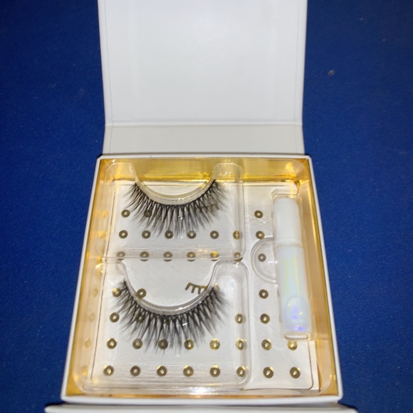 Battington Lashes Monroe 3D Silk Lashes + Glue Kit - Picture 2 of 5